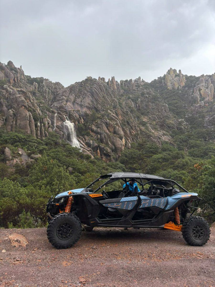 Tour en Maverick RZR Can-Am junto a la cascada de la sierra