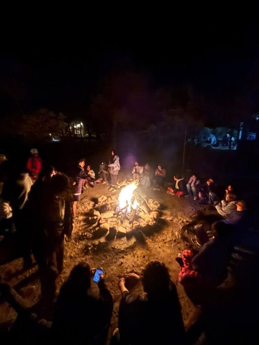 Noche estrellada en la sierra con fogata grupal