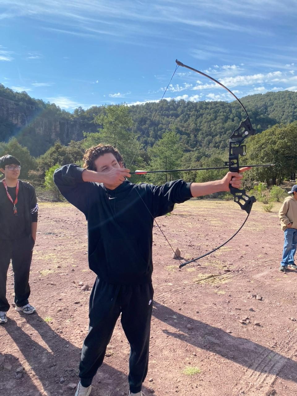 Grupo aprendiendo tiro con arco