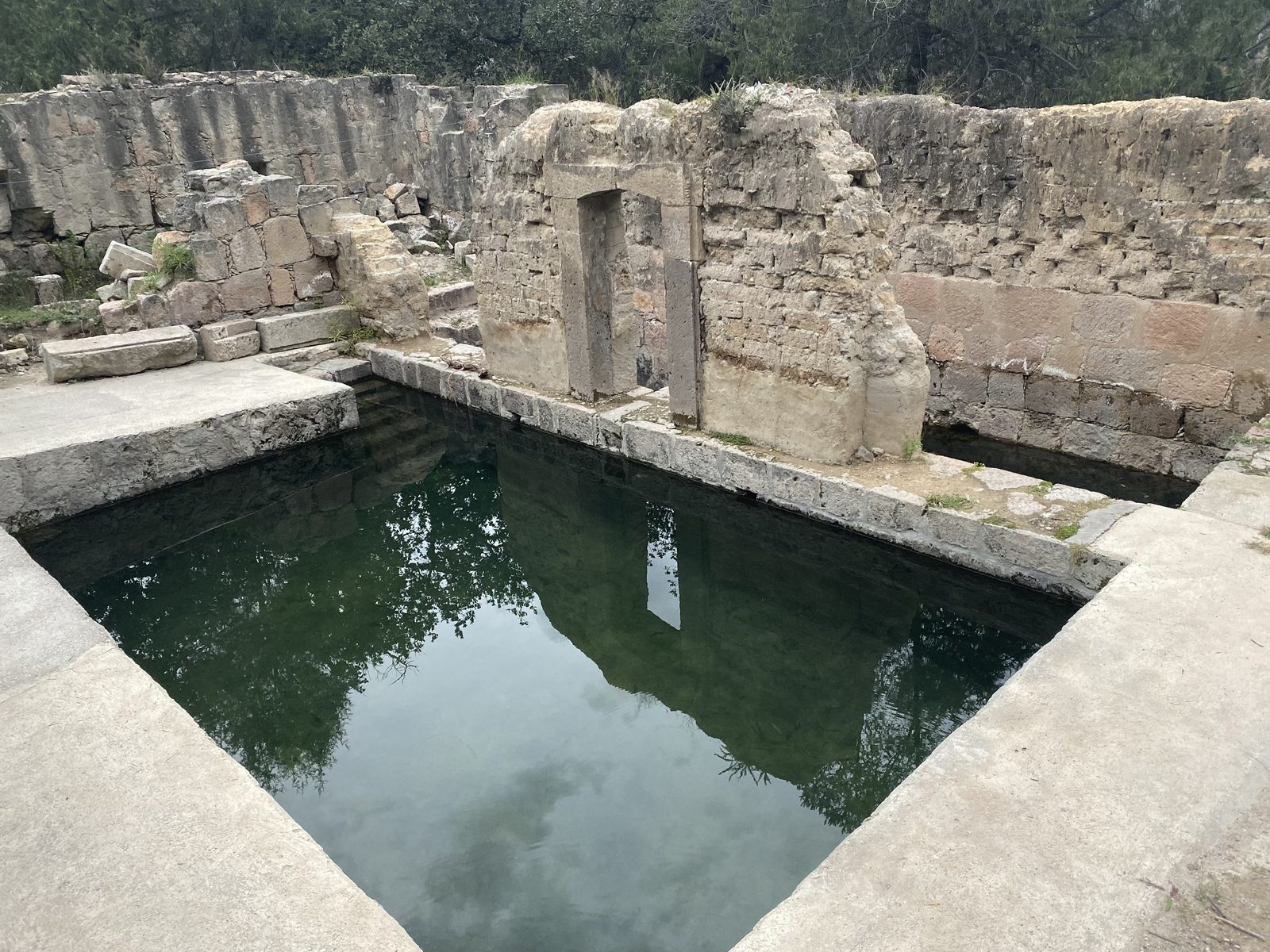 Alberca de manantial en ruinas históricas